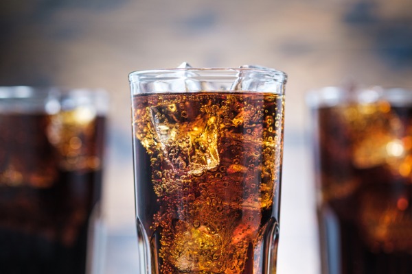 closeup-cola-with-fizzy-bubbles-and-ice-cubes